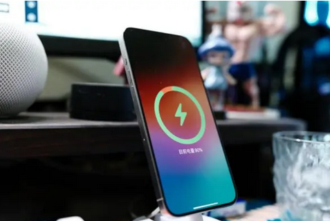 包头苹果15换屏服务分享用什么充电器给iPhone15充电更好 